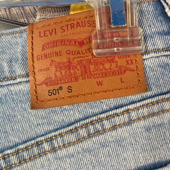 Like new! 501 S Skinny Levi Jeans - Picture 4 of 8